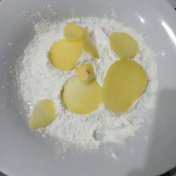 Balur irisan kentang dengan tepung maizena.