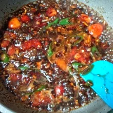 Tambahkan air, aduk rata, masak hingga mendidih. 
Masukkan minyak wijen dan minyak ikan, aduk rata.