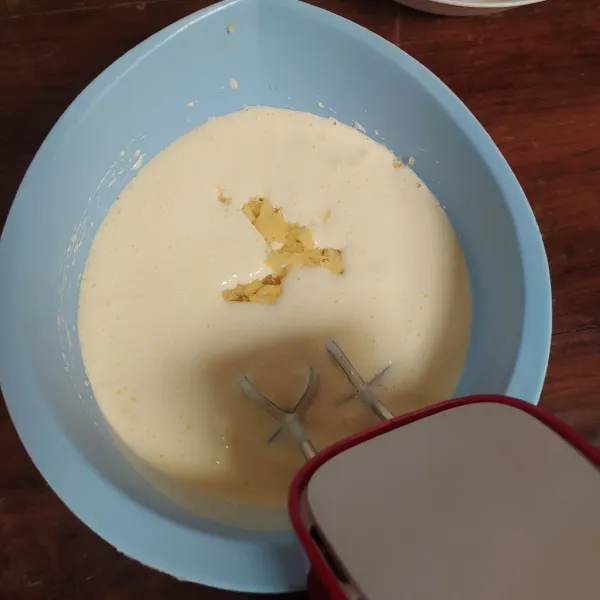 Kocok gula, telur, dan vanili hingga gula larut saja. Lalu masukkan tape dan kocok rata dengan mixer kecepatan rendah. Masukkan campuran bahan kering (tepung beras, tepung terigu, dan ragi instan) serta santan secara bergantian sambil di kocok hingga rata. Diamkan adonan selama 1 jam.