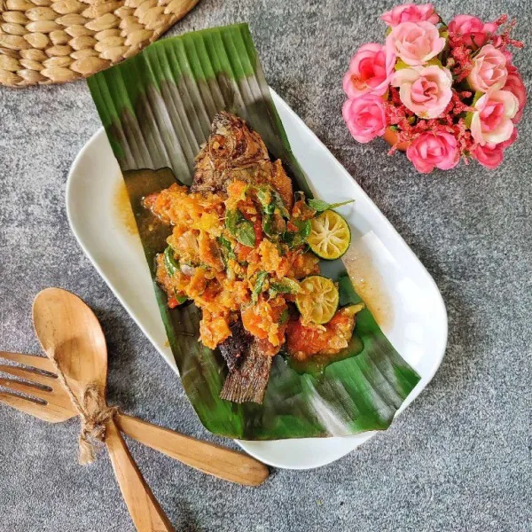 Tata ikan mujair goreng di atas piring saji, kemudian siram dengan sambal seruit dan sajikan.