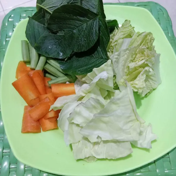 Siapkan bahan-bahan sayuran.