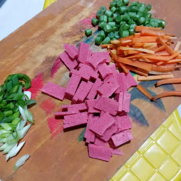 Siapkan sayuran dan kornet.