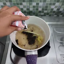 Kemudian masukkan teh melati bubuk.