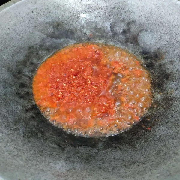 Tumis bumbu halus dengan sisa minyak menggoreng ikan lele.