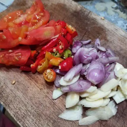 Rajang bawang putih, bawang merah, cabe rawit, dan tomat.
