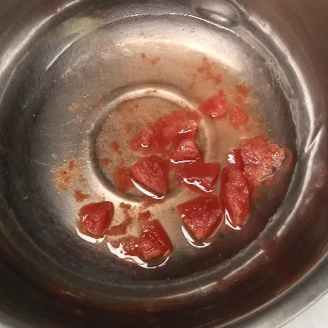 Larutkan gula merah sisir dengan air secukupnya.