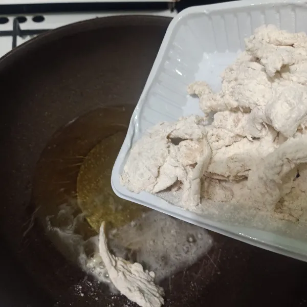 Siapkan minyak goreng, lalu setelah panas masukkan jamur tiram yang sudah terlumuri tepung dan bumbu.