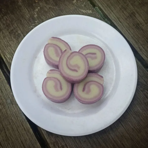 Setelah itu keluarkan dari kulkas, potong sesuai selera. Sajikan.