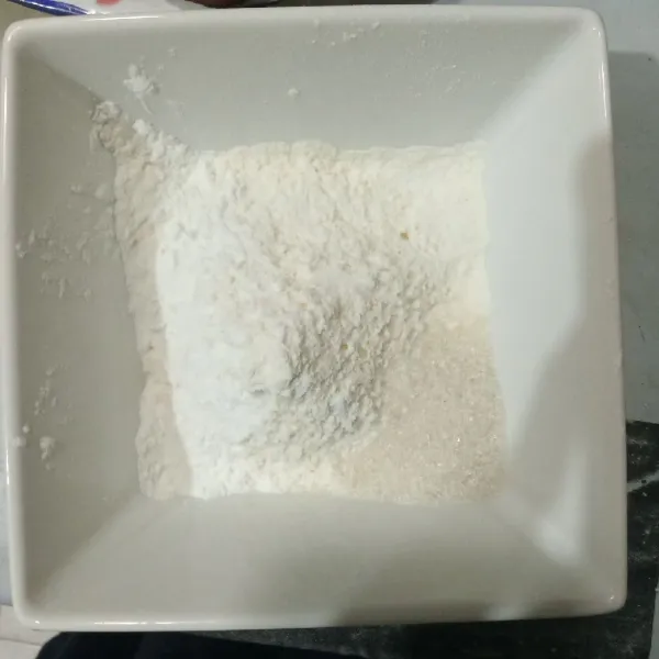 Campurkan tepung terigu, tepung beras, vanili, gula pasir, dan garam, lalu aduk rata.