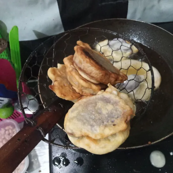 Goreng dalam minyak panas hingga kecokelatan, lalu angkat dan tiriskan.