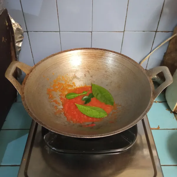 Tambahkan daun salam dan daun jeruk, lalu aduk rata.