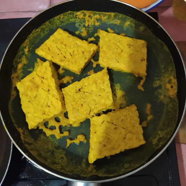 Ungkep hingga air menyusut.