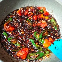 Masukkan kecap, aduk rata. 
Masak hingga kecap seperti karamel.