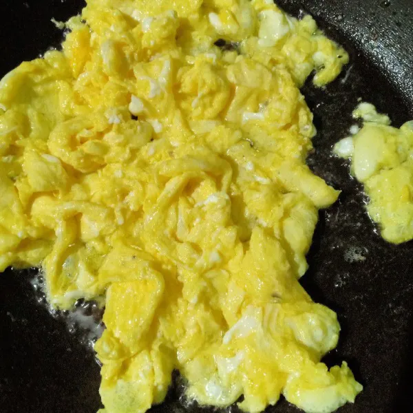 Goreng telur orak arik hingga matang lalu sisihkan.