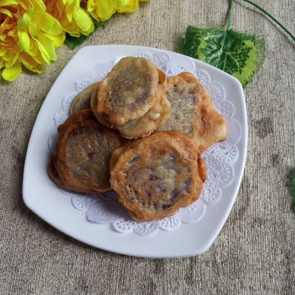 Tata di piring saji dan hidangkan hangat.