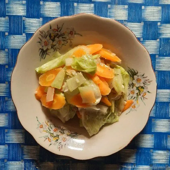 Tumis sayur kol, wortel dan labu siap disajikan.