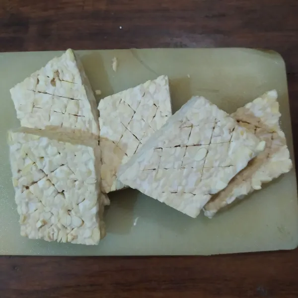 Garit tempe supaya bumbu cepat meresap.