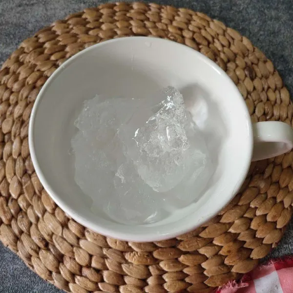 Masukkan es batu ke dalam mangkok.