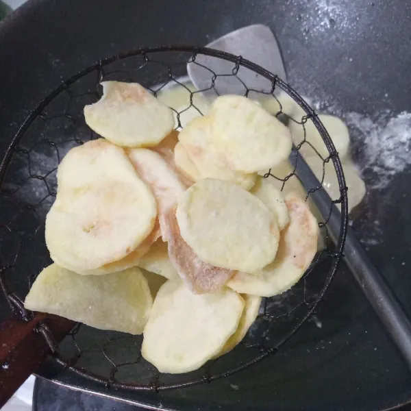 Goreng dalam minyak panas hingga kering dan matang, lalu angkat dan tiriskan.