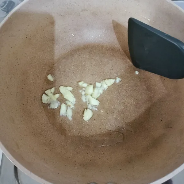 Panaskan minyak, tumis bawang putih sampai harum.