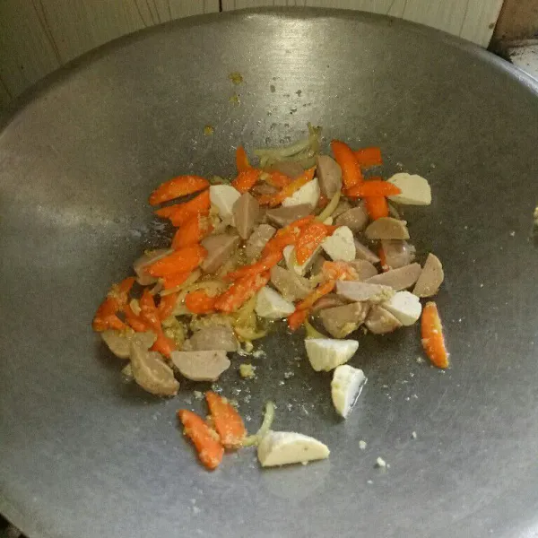 Siapkan pan dan panaskan minyak. Tumis bumbu halus sampai harum, kemudian masukan irisan bakso sapi, bakso ikan dan wortel. Aduk rata sampai wortel setengah layu.