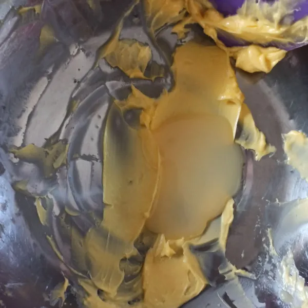 Mulai panaskan oven buatan. Aduk butter margarin dan kental manis hingga merata.