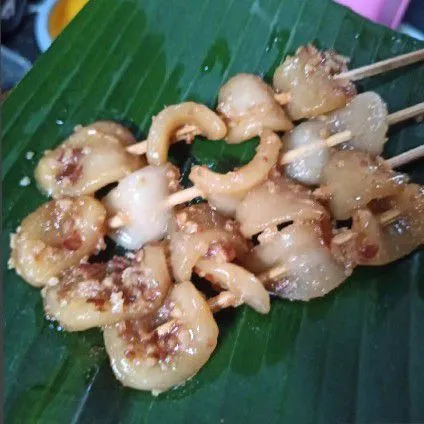 Tiriskan pentol gepeng, lalu tusuk dengan tusuk sate. Sajikan.