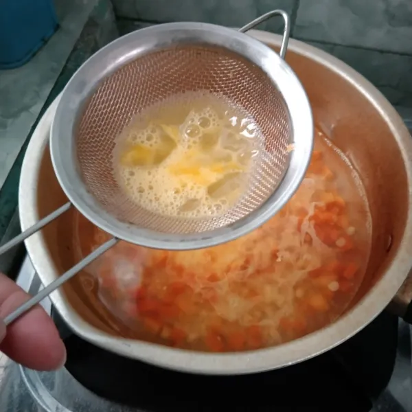 Setelah jagung dan wortel empuk,masukkan kocokan telur dengan cara disaring.