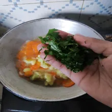 Koreksi rasa, sesaat sebelum matikan kompor masukkan daun seledri. 
Tumis bunga kol siap dihidangkan.