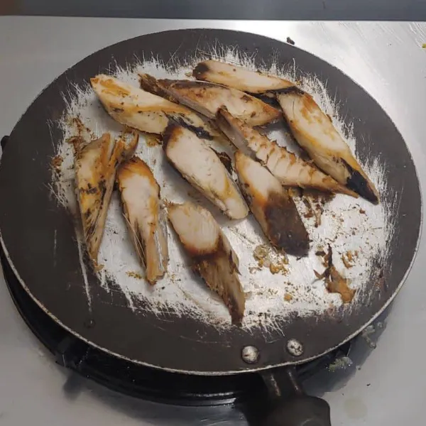 Ikan tongkol di cuci bersih, lalu potong-potong dan panggang di atas teflon.