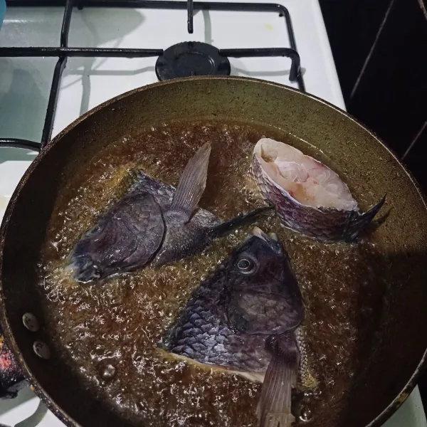 Ikan lumuri dengan merica dan garam, lalu goreng sampai matang.