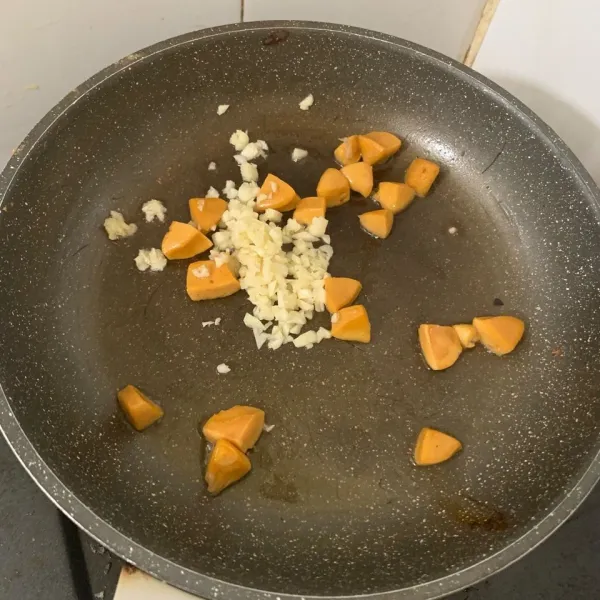 Tambahkan bawang putih cincang lalu aduk