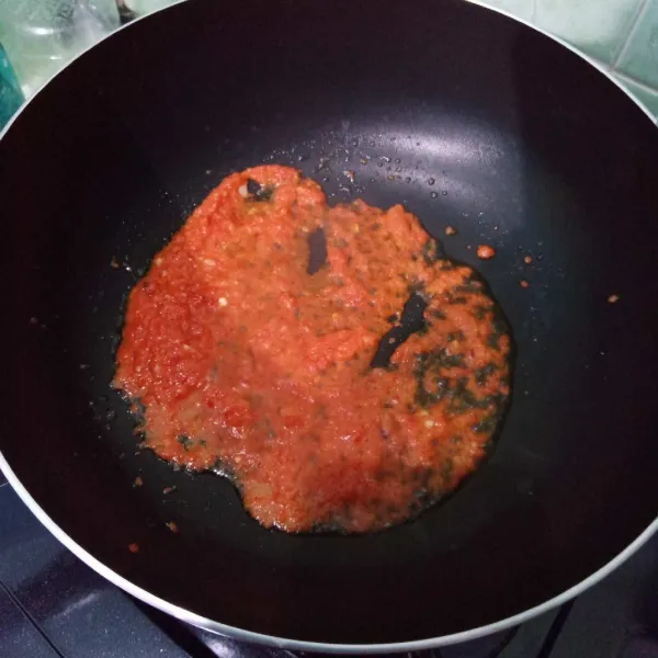 Panaskan minyak, kemudian tumis bumbu halus hingga harum dan tanak.