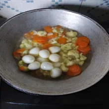 Setelah sayuran matang, masukkan telur puyuh.
