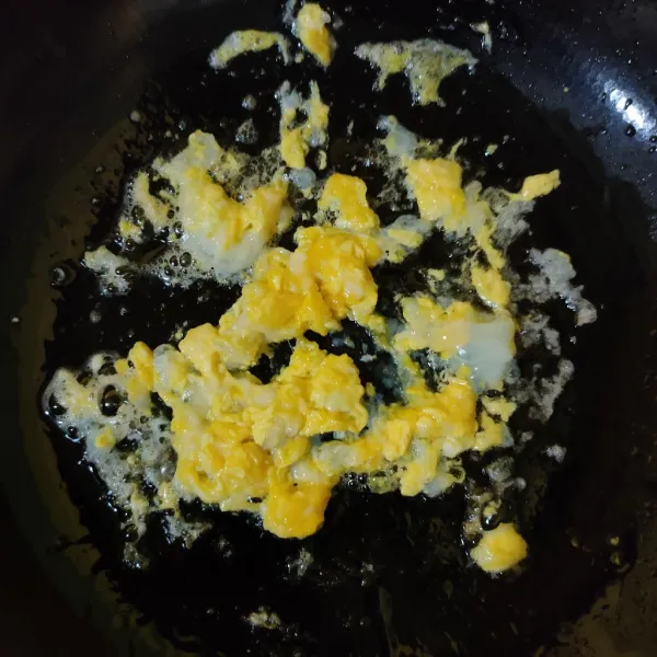 Goreng telur dan buat orak-arik, kemudian sisihkan.