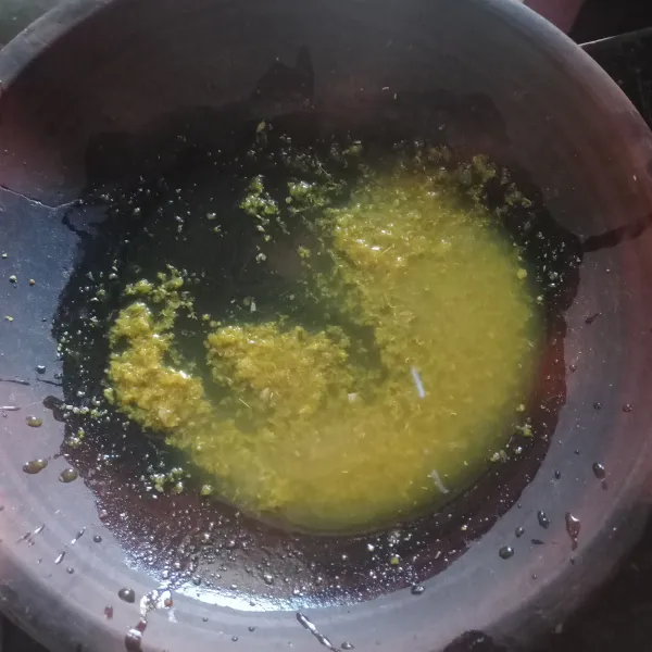Haluskan bawang putih, ketumbar, garam, dan kunyit.