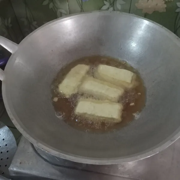 Panaskan minyak, goreng menjes hingga matang. Lalu angkat dan tiriskan.