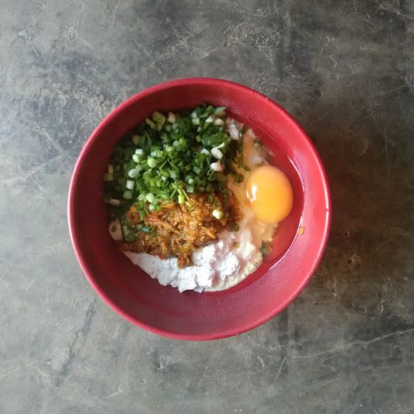 Tambahkan telur ayam.