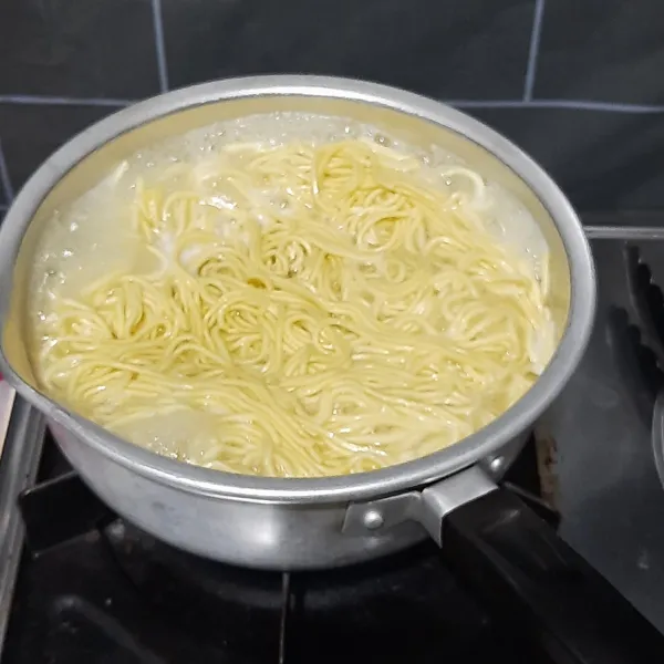 Rebus mie hingga matang, lalu siram dengan air dingin dan sisihkan.