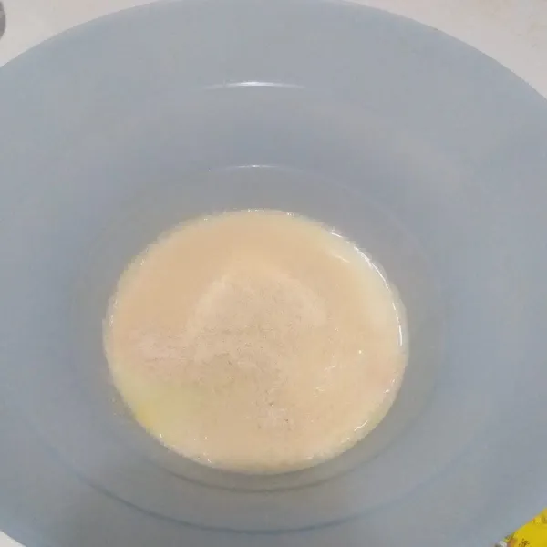 Kocok telur lepas masuk susu uht, ragi aduk menggunakan sendok. Proofing selama 15 menit.