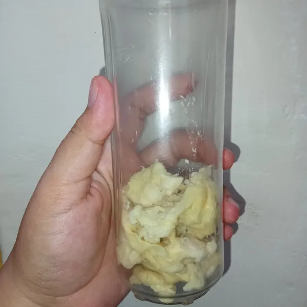 Kupas durian kemudian ambil dagingnya, sisakan sedikit daging duriannya.