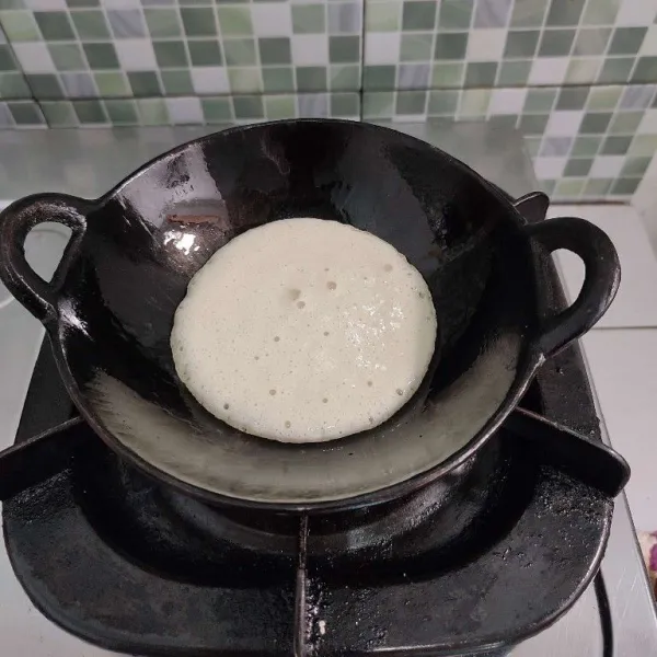 Panaskan wajan serabi (wajan cekung) atau boleh pakai cetakan serabi lainnya. Kemudian olesi wajan dengan minyak, tunggu sampai wajan benar-benar panas. Lalu masukkan 1 sendok sayur adonan dan masak dengan api kecil.