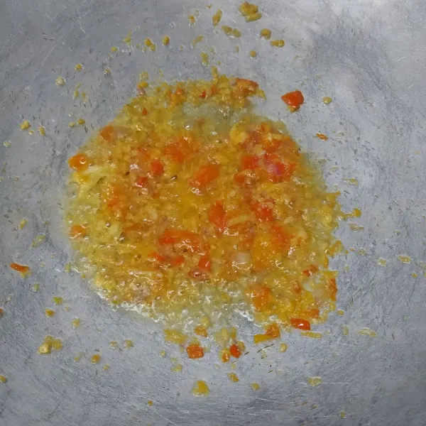Panaskan secukupnya minyak goreng. Tumis bumbu halus sampai harum dan matang.