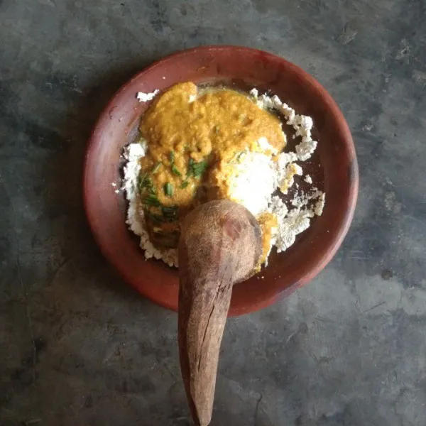 Masukkan bumbu yang telah disiapkan tadi dan ulek agar bumbu bercampur dengan tahu.