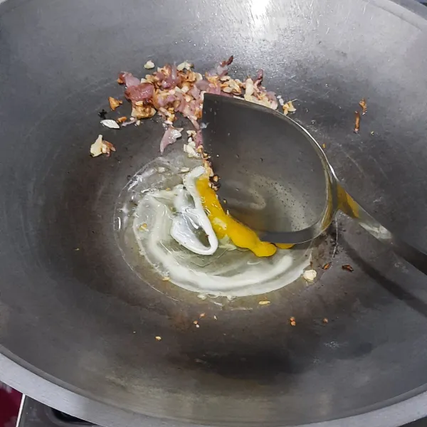 Kemudian buat telur orak-arik.