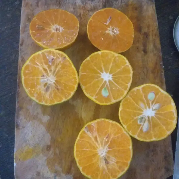 Potong-potong buah jeruk.