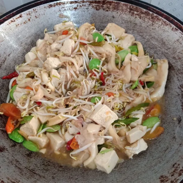 Setelah jamur mulai lembek, masukkan tauge kemudian petai. Aduk rata kembali, masak selama 1 menit dan matikan api. Sajikan.