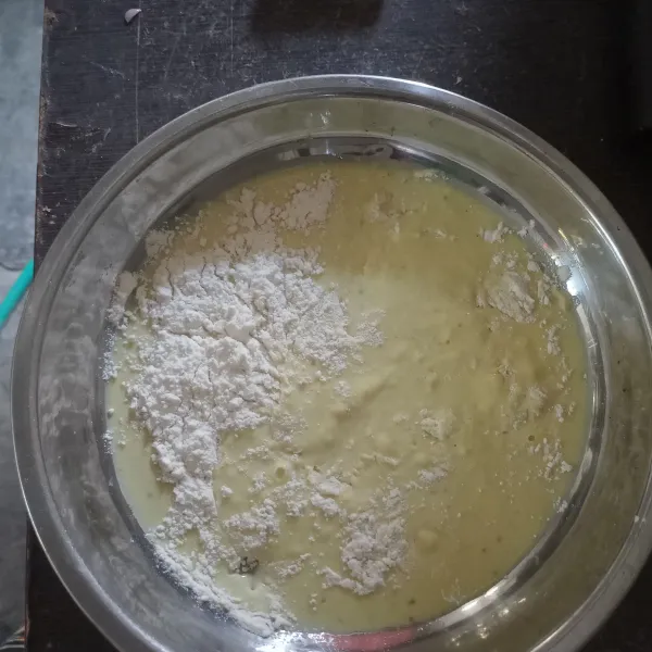 Campur bumbu halus dengan tepung.
