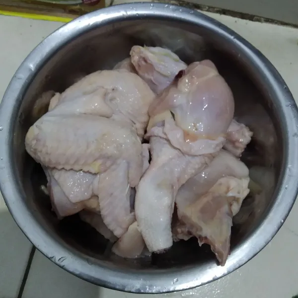 Cuci bersih daging ayamnya.