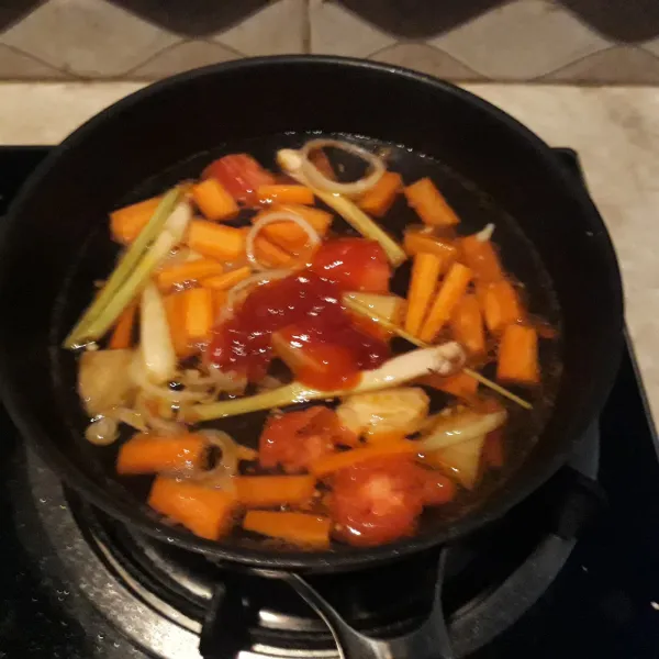 Tuang air secukupnya dan tambahkan saus sambal.